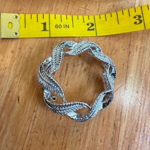Gerrys Vintage Silver Tone Textured Feather Wreath Brooch Pin Round 1.5 Inch